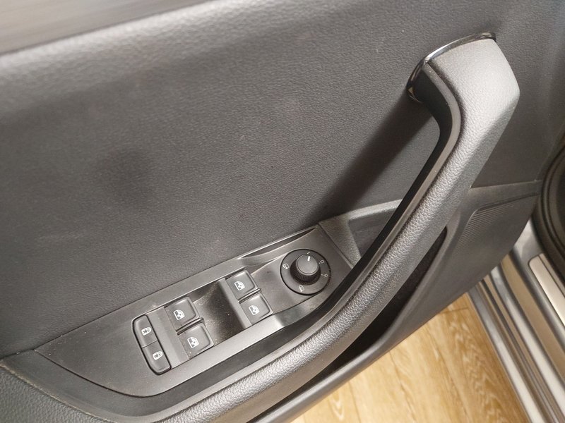 Škoda Superb Kombi 2.0 TDI automatik Ambition • AHK • Full LED — 5