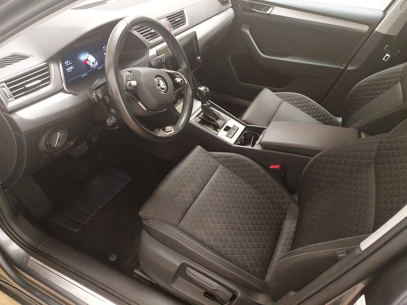 Škoda Superb Kombi 2.0 TDI automatik Ambition • AHK • Full LED — 6