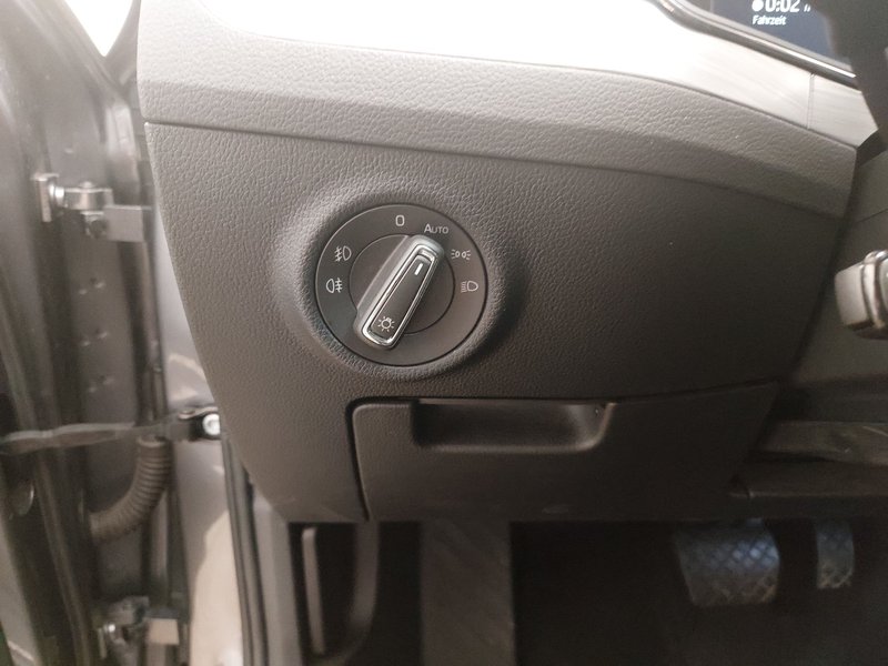 Škoda Superb Kombi 2.0 TDI automatik Ambition • AHK • Full LED — 7
