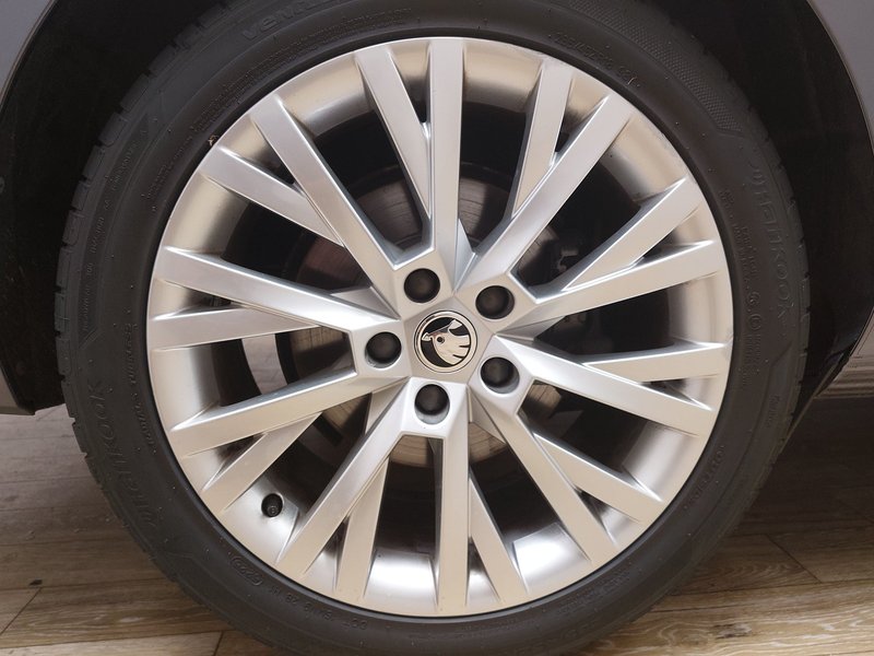 Škoda Superb Kombi 2.0 TDI automatik Ambition • AHK • Full LED — 8