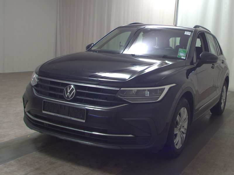 Volkswagen Tiguan 2.0 TDI automatik Life • ACC • Full LED — 2