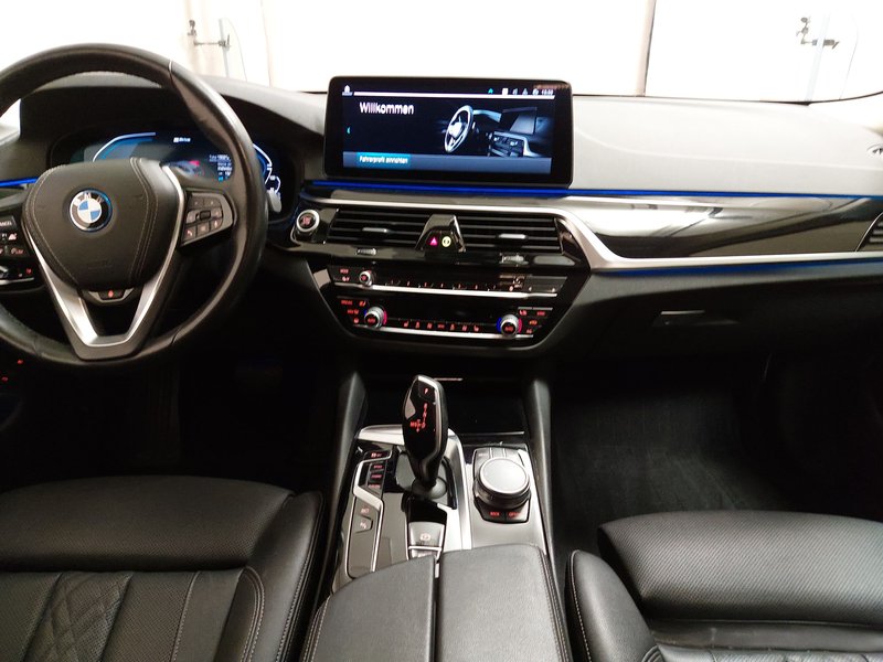 BMW 530e Touring automatik • ACC • LED — 18