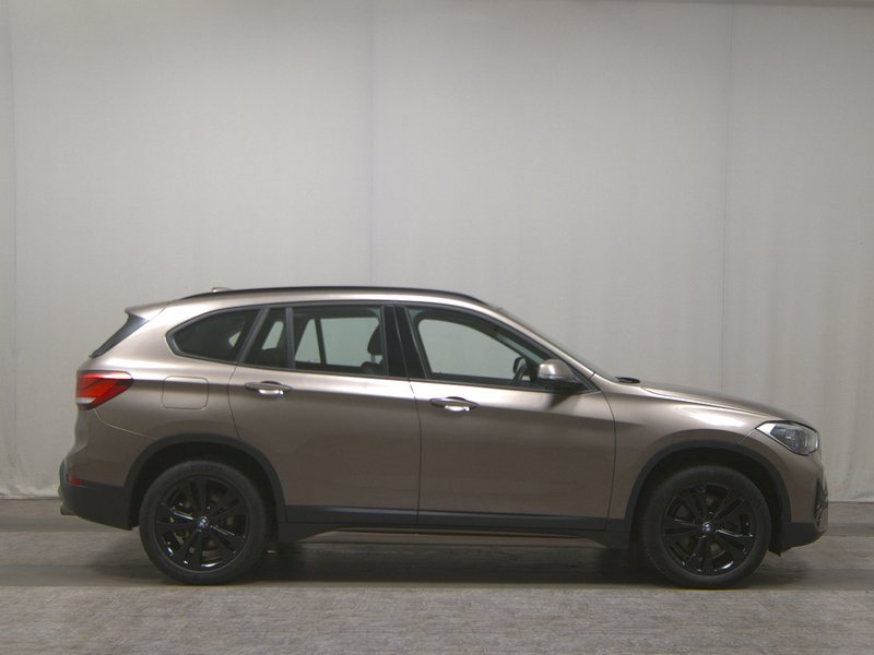 BMW X1 sDrive20i Sport Line automatik • Kuka za vuču (odvojiva)