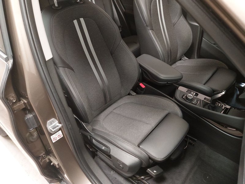 BMW X1 sDrive20i Sport Line automatik • Kuka za vuču (odvojiva) — 10