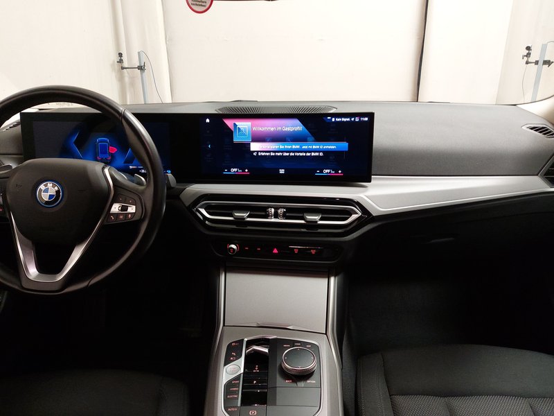 BMW 320e Touring automatik • ACC • AHK — 18