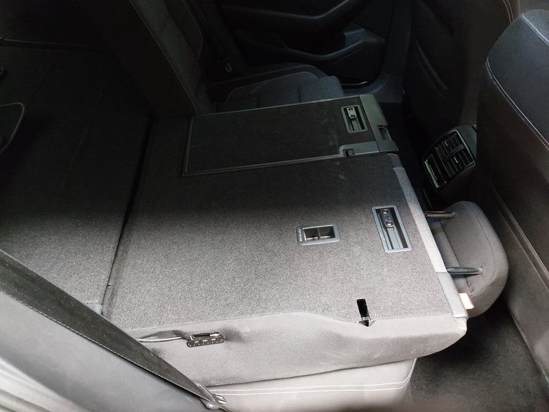 Volkswagen Passat Variant 2.0 TDI automatik • ACC • LED — 11