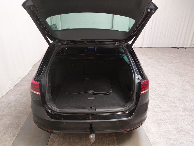 Volkswagen Passat Variant 2.0 TDI automatik • ACC • LED — 19