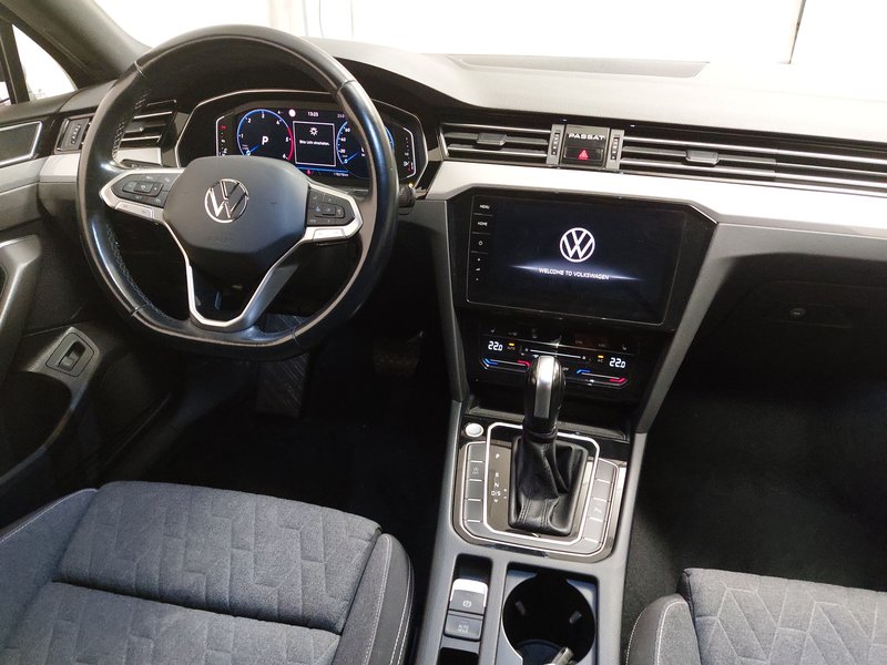 Volkswagen Passat Variant 2.0 TDI automatik • ACC • LED — 20