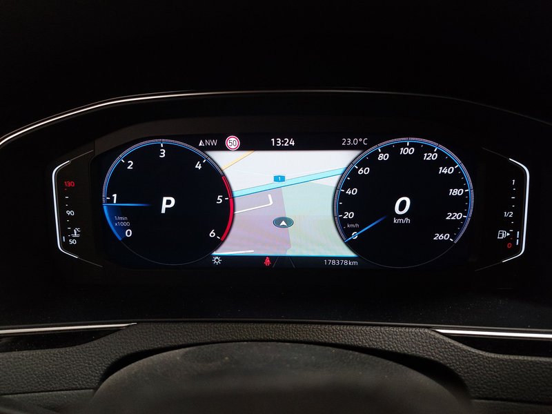 Volkswagen Passat Variant 2.0 TDI automatik • ACC • LED — 24