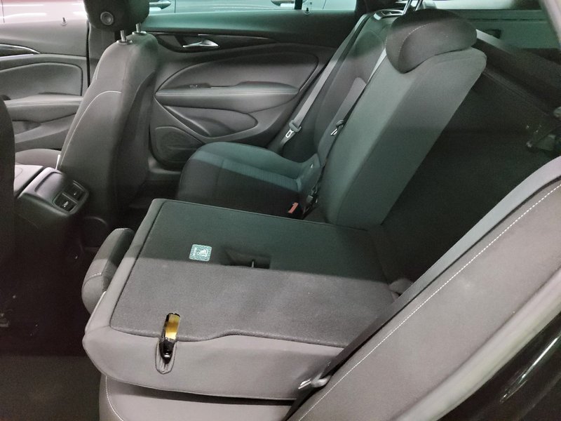 Opel Insignia Sports Tourer 2.0 D automatik Business Edition • Full LED — 12