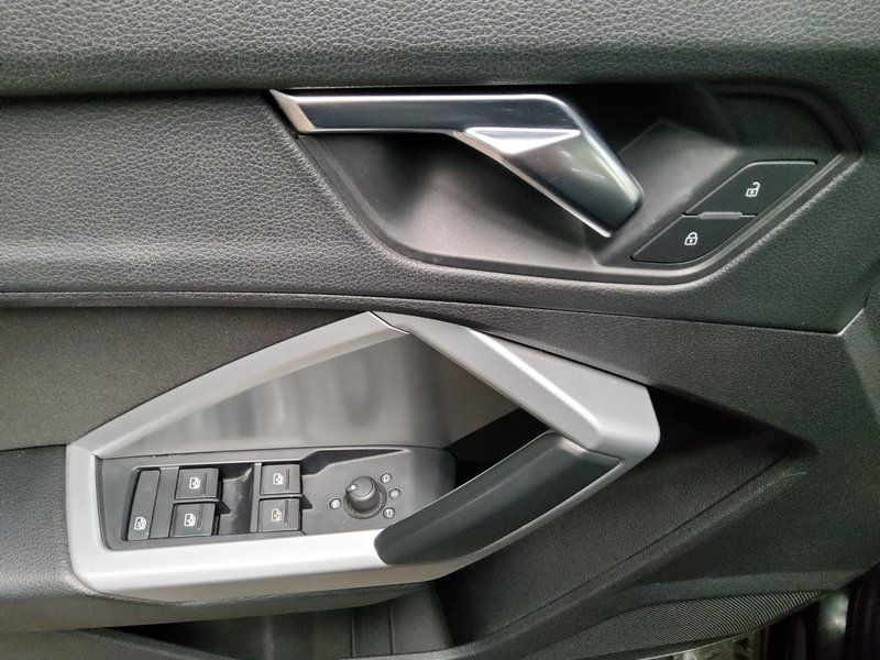 Audi Q3 35 TFSI automatik • digitalni instrumenti • LED — 11