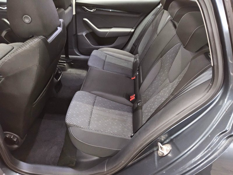 Škoda Octavia Kombi 2.0 TDI automatik Ambition • Full LED • masaža — 13