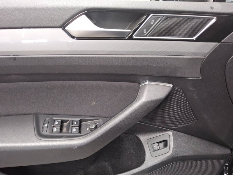 Volkswagen Passat Variant 2.0 TDI automatik Business • ACC • Full LED — 10