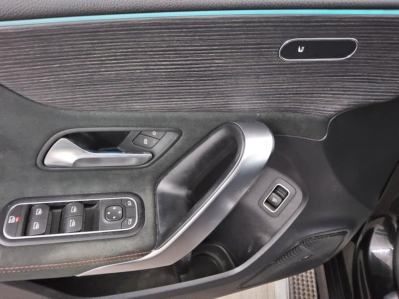 Mercedes-Benz A 180 d AMG Line • panorama • Full LED — 10