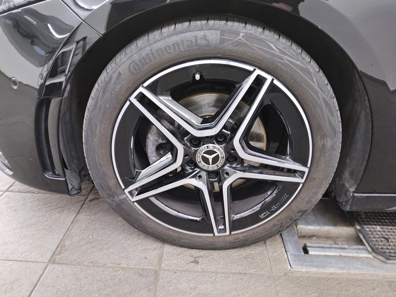 Mercedes-Benz A 180 d AMG Line • panorama • Full LED — 11