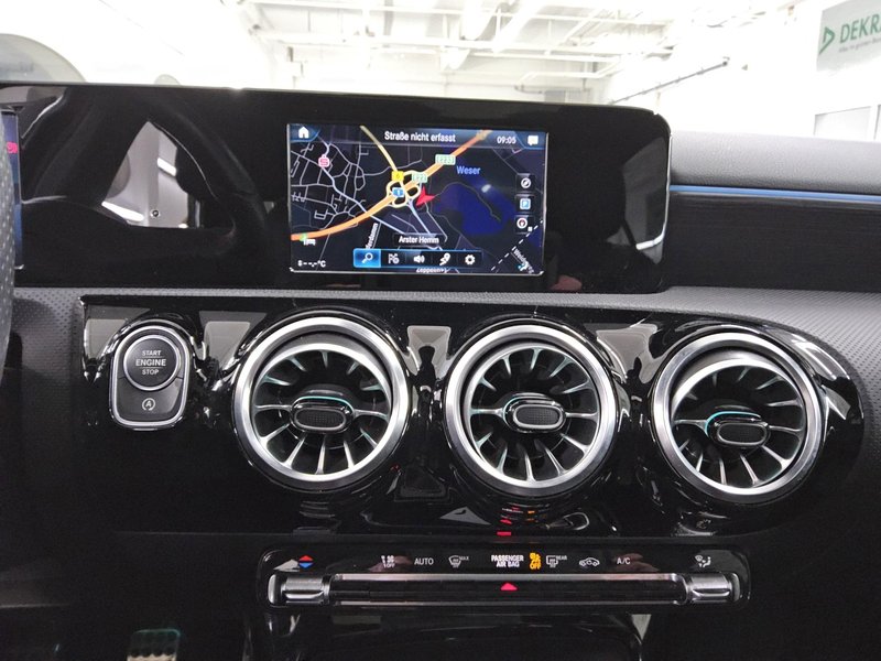 Mercedes-Benz A 180 d AMG Line • panorama • Full LED — 7