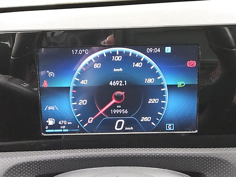 Mercedes-Benz A 180 d AMG Line • panorama • Full LED — 8