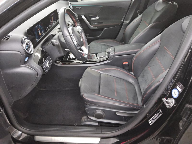 Mercedes-Benz A 180 d AMG Line • panorama • Full LED — 9