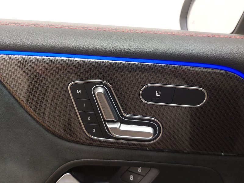 Mercedes-Benz GLB 220 d automatik AMG-Line • ACC • LED — 15