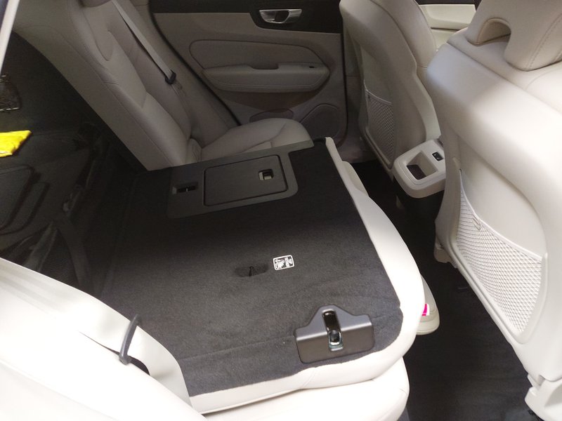 Volvo XC60 B4 automatik • ACC • 360° kamera — 11