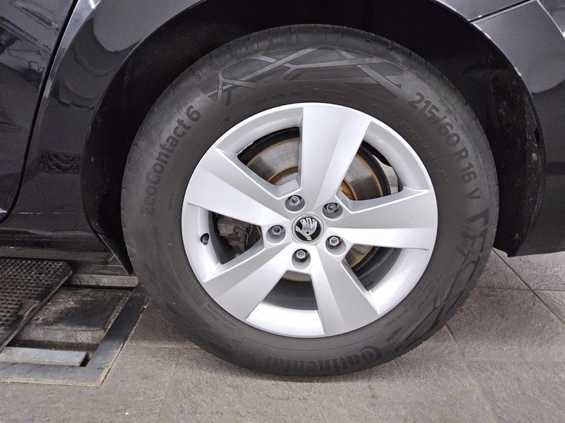 Škoda Superb Kombi 2.0 TDI automatik Ambition • ACC • Full LED — 11