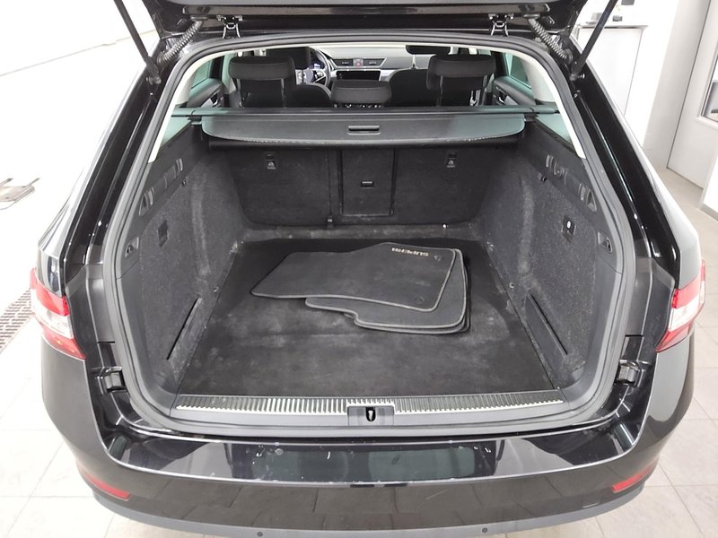 Škoda Superb Kombi 2.0 TDI automatik Ambition • ACC • Full LED — 12