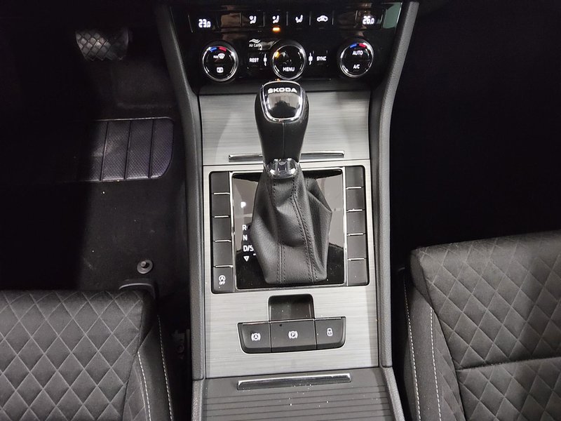 Škoda Superb Kombi 2.0 TDI automatik Ambition • ACC • Full LED — 6