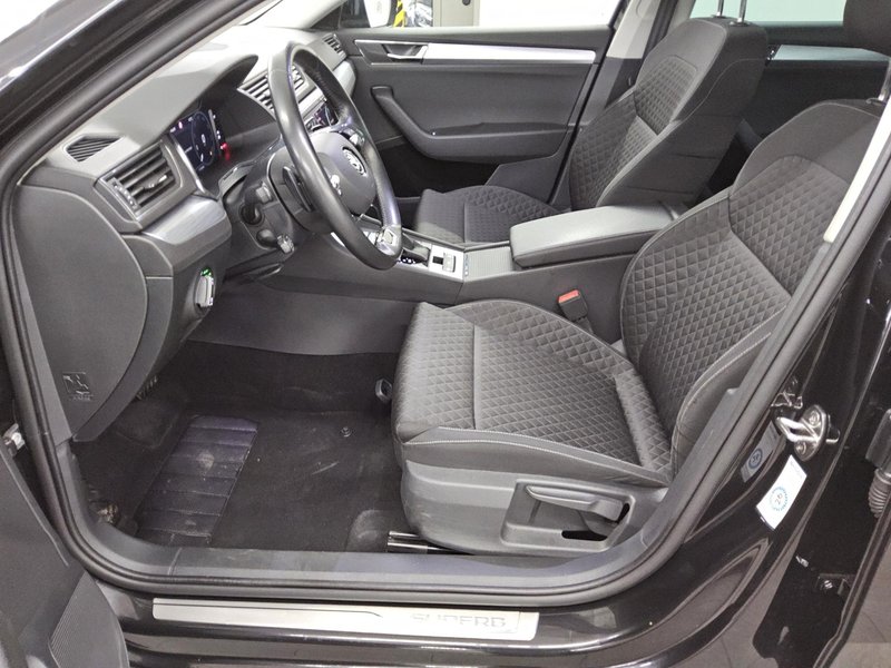 Škoda Superb Kombi 2.0 TDI automatik Ambition • ACC • Full LED — 9
