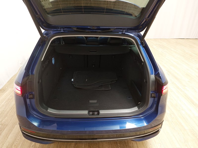 VW Passat Variant 2.0 TDI Elegance automatik • 360° kamera • ACC — 18