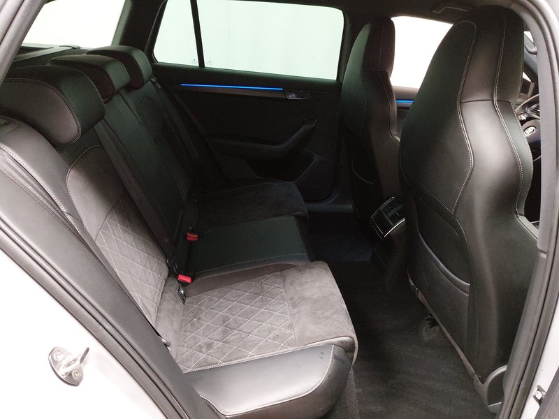 Škoda Superb Combi 2.0 TDI automatik SportLine • ACC • AHK — 11