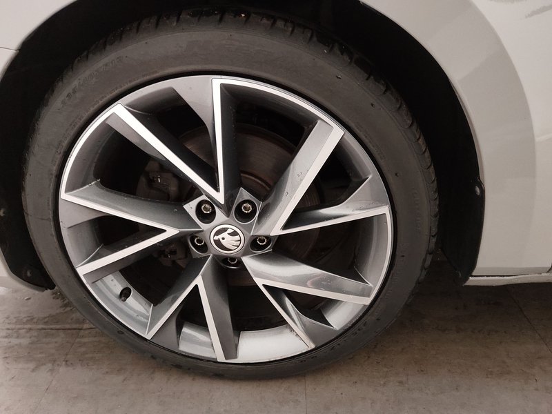 Škoda Superb Combi 2.0 TDI automatik SportLine • ACC • AHK — 8