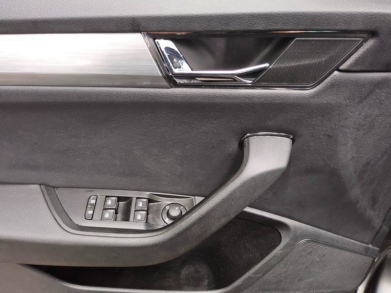 Škoda Superb Kombi 2.0 TDI automatik Ambition • ACC • AHK — 10