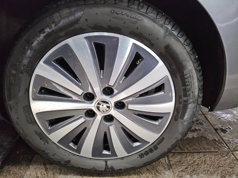 Škoda Superb Kombi 2.0 TDI automatik Ambition • ACC • AHK — 11