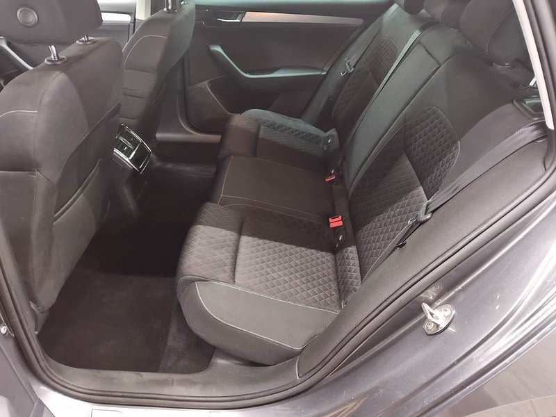 Škoda Superb Kombi 2.0 TDI automatik Ambition • ACC • AHK — 13