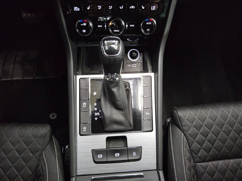 Škoda Superb Kombi 2.0 TDI automatik Ambition • ACC • AHK — 6