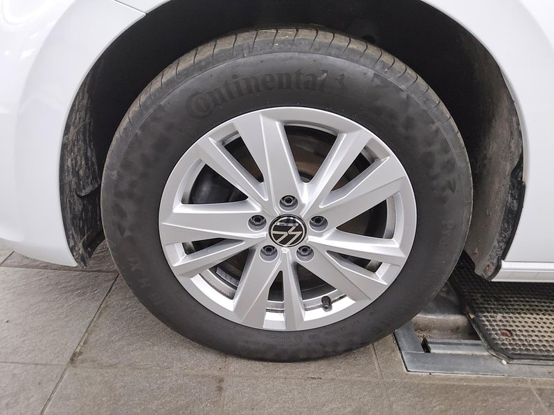 Volkswagen Touran 2.0 TDI • ACC • AHK — 11