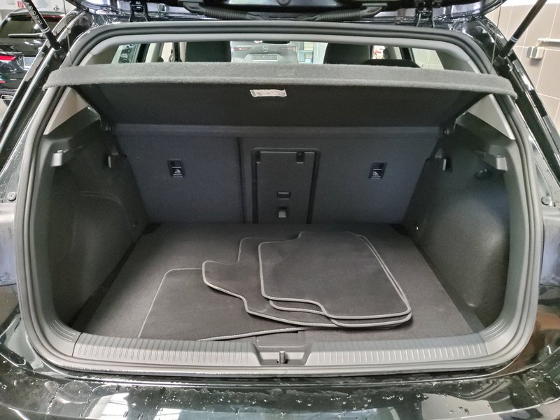 Volkswagen Golf 8 2.0 TDI Life • Full LED • Alcantara — 12