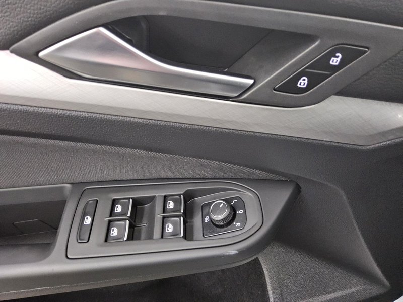 Volkswagen Golf 8 2.0 TDI Life • bežično punjenje • Full LED — 10