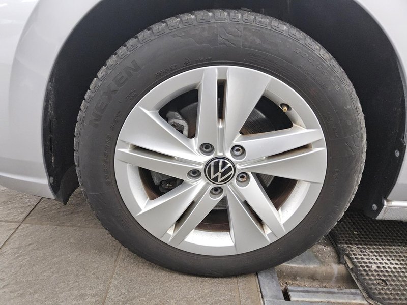 Volkswagen Golf 8 2.0 TDI Life • bežično punjenje • Full LED — 11