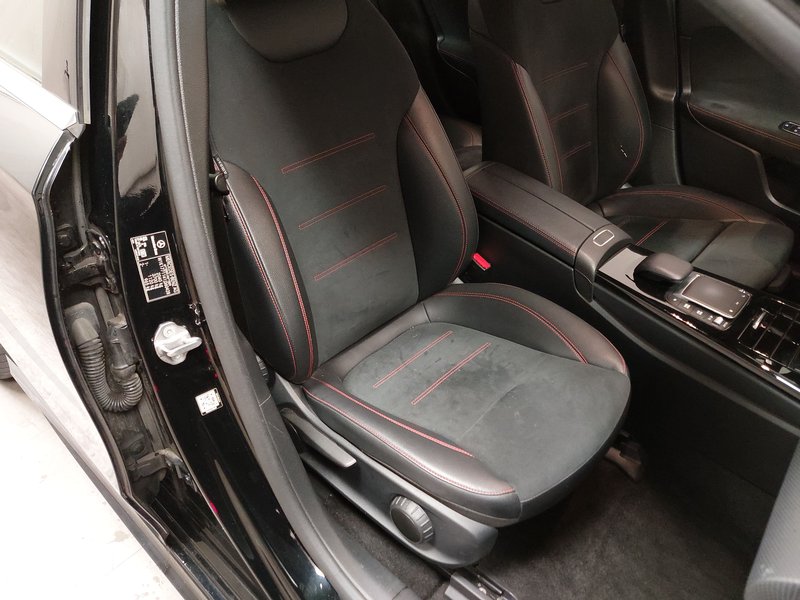 Mercedes-Benz A 220 d automatik AMG Line • AHK • Full LED — 10