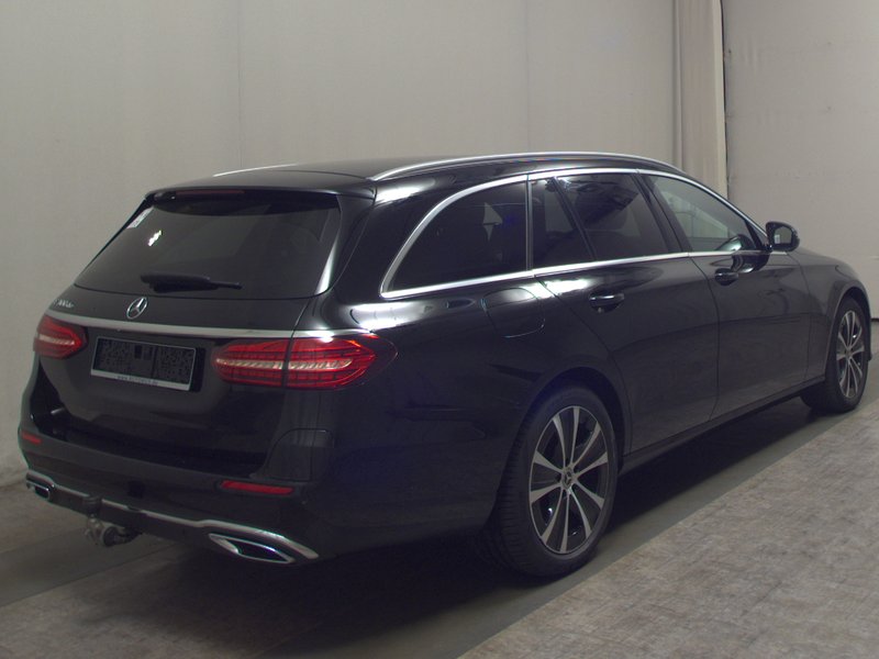 Mercedes-Benz E 300 de karavan automatik Avantgarde • 360° kamera — 4