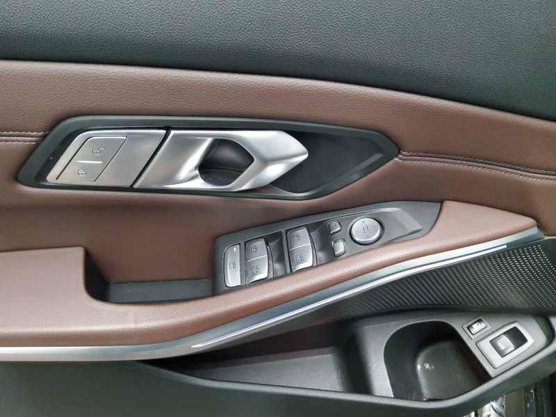 BMW 320e automatik M Sport • HUD • ACC — 10