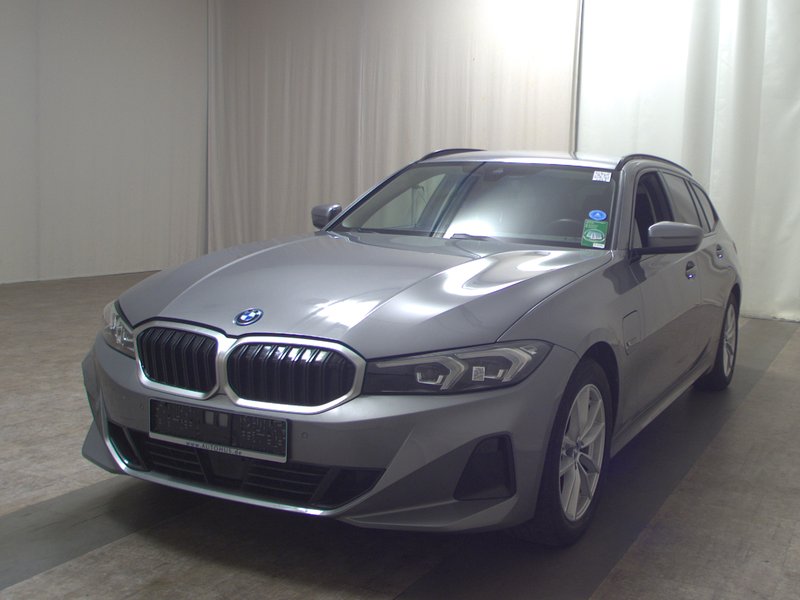 BMW 330e Touring automatik • LED • digitalni instrumenti — 2