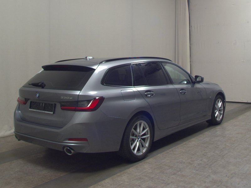 BMW 330e Touring automatik • LED • digitalni instrumenti — 4