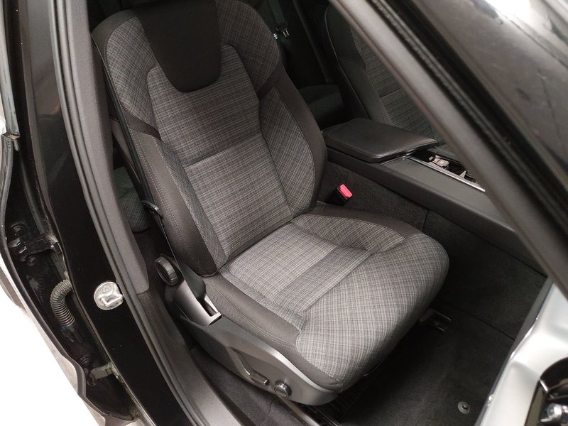 Volvo XC60 Momentum Pro automatik • panorama • Full LED — 10