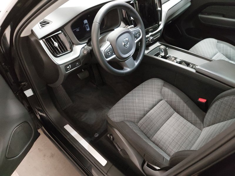 Volvo XC60 Momentum Pro automatik • panorama • Full LED — 6