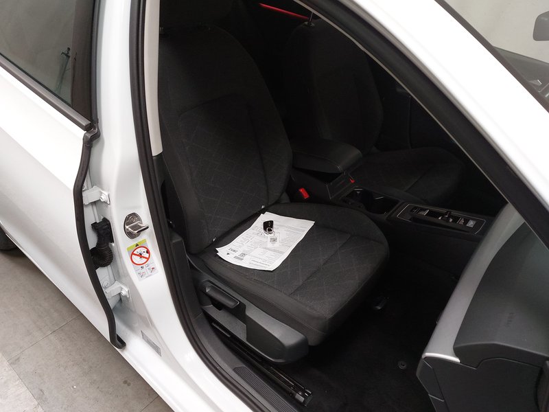 Volkswagen Golf-8 Variant 2.0 TDI Life automatik • Full LED — 10