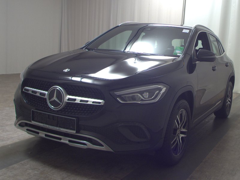 Mercedes-Benz GLA 220 d automatik Progressive • LED — 2