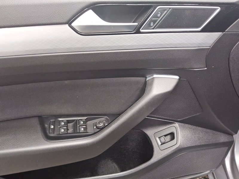 Volkswagen Passat Variant 2.0 TDI automatik Business • ACC • Full LED — 10