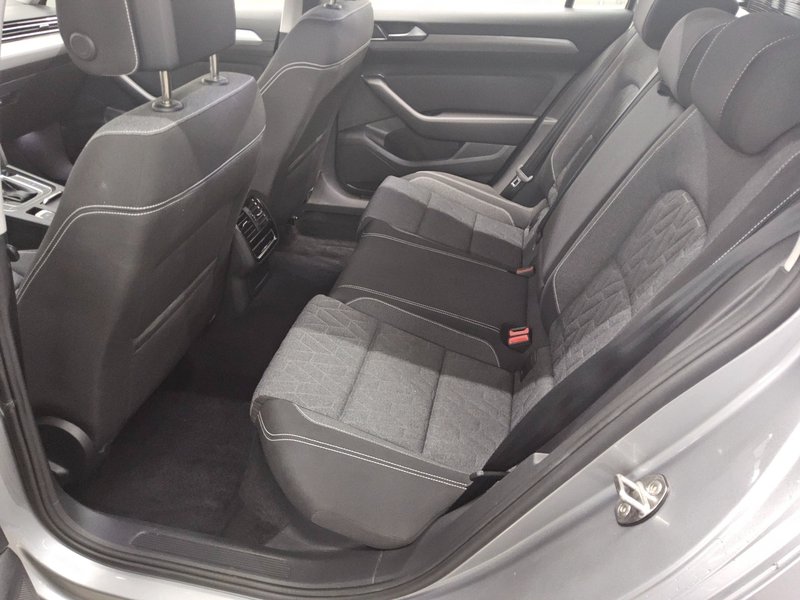 Volkswagen Passat Variant 2.0 TDI automatik Business • ACC • Full LED — 13